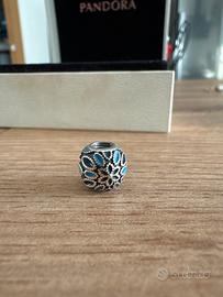 Charm padora rotondo con decorazioni preziose