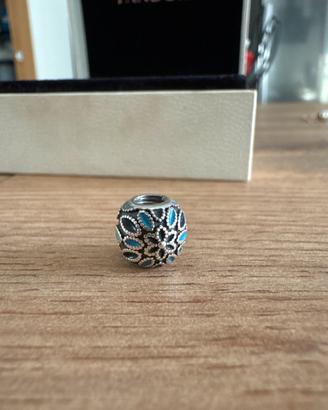 Charm padora rotondo con decorazioni preziose