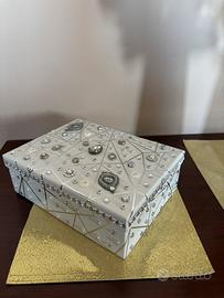 Scatole portaoggetti decorate a mano