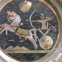 Piatti in metallo con vari soggetti