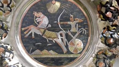 Piatti in metallo con vari soggetti