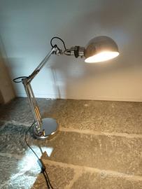 Lampada da tavolo regolabile