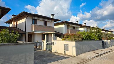 Lestizza, villetta schiera con giardino