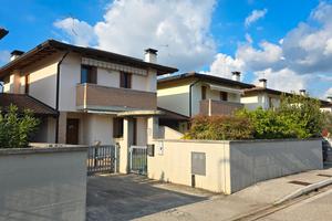 Lestizza, villetta schiera con giardino