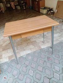 Tavolo X arredo cucina con tre sedie 