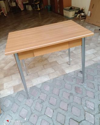 Tavolo X arredo cucina con tre sedie 