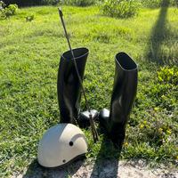 Stivali casco e frustino equitazione