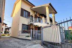 TRILOCALE SU DUE LIVELLI CON BOX