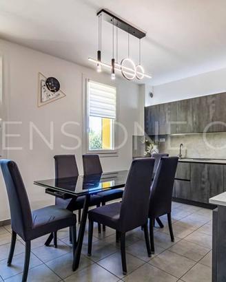 Villa di 215 m² con più di 5 locali e box auto a S