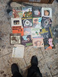 giro dischi con vari dischi