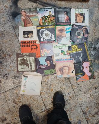 giro dischi con vari dischi