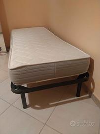 rete con doghe in legno e materasso