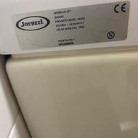 Vasca idromassaggio jacuzzi.