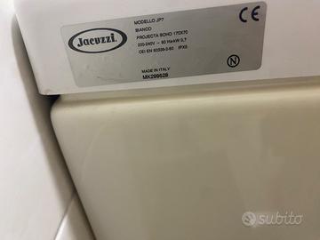 Vasca idromassaggio jacuzzi.