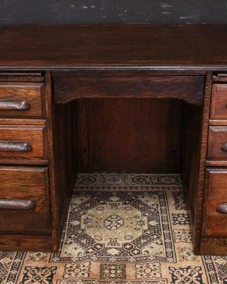 Scrivania in legno scuro di provenienza inglese