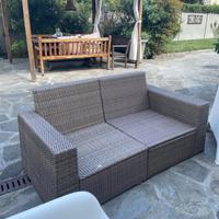 Divano Ikea con cuscini bianchi