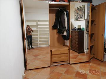 armadio con ante scorrevoli 