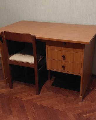 Scrivania con 3 cassetti