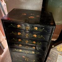 Cassettiera orientale laccata decorazioni floreali
