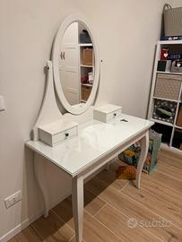 Specchiera per trucco ikea