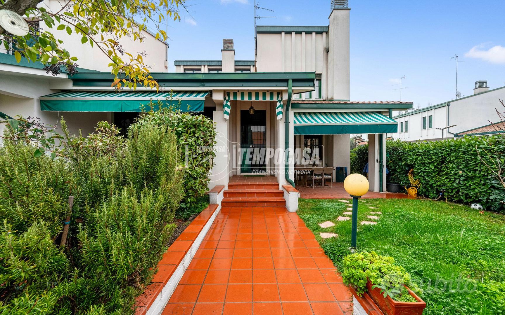 VILLA DI TESTA IN ZONA PARCO CON GIARDINO PRIVATO, - Vista 3