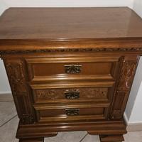 Comodino in legno pieno laccato 