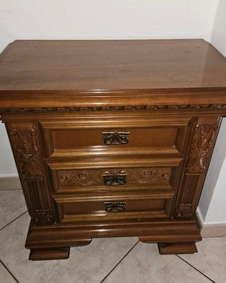 Comodino in legno pieno laccato 