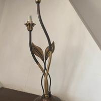 Lampada da tavolo in design floreale