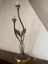 Lampada da tavolo in design floreale