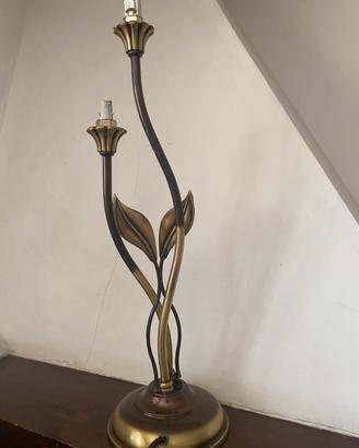 Lampada da tavolo in design floreale