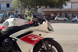 YAMAHA R1