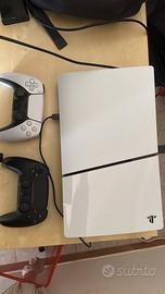 PlayStation 5 digitale con due controller
