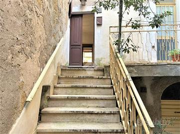 3 LOCALI A ISCHIA DI CASTRO