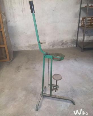 tappatrice per tappi in sughero
