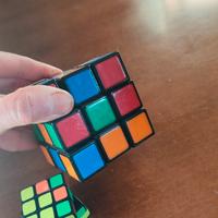 cubo di Rubik e piccolo cubo