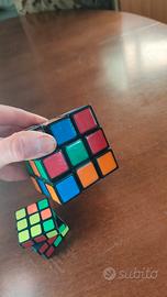 cubo di Rubik e piccolo cubo