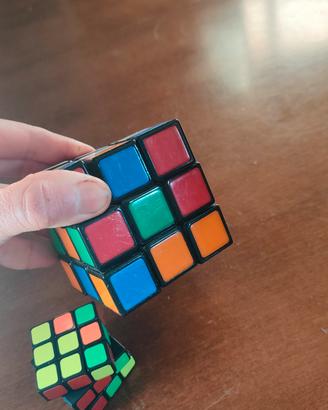 cubo di Rubik e piccolo cubo