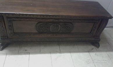 Cassa panca antica con intagli e stemma nobiliare