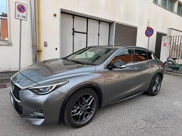 INFINITI  4WD