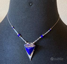Girocollo con ciondolo triangolare blu