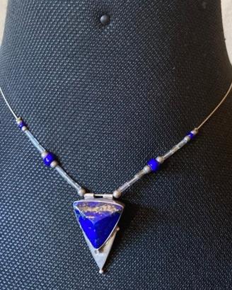 Girocollo con ciondolo triangolare blu