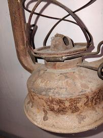 Antica lampada a petrolio