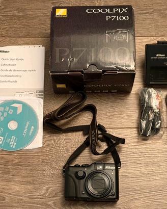 NIKON Coolpix P7100. Con kit di accessori