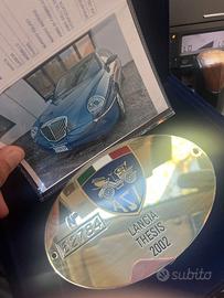 LANCIA THESIS 3.0 v6 Emblema automatico TARGA ORO