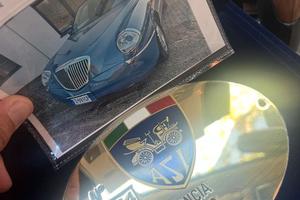 LANCIA THESIS 3.0 v6 Emblema automatico TARGA ORO