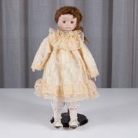 Bambola da collezione stile Heritage con supporto