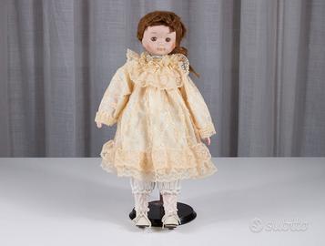 Bambola da collezione stile Heritage con supporto