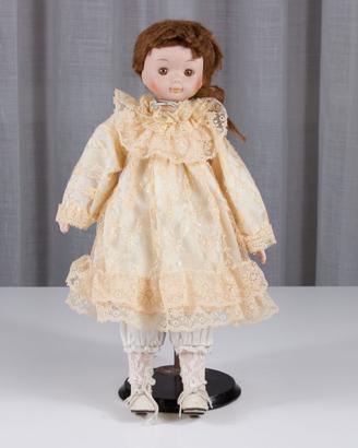 Bambola da collezione stile Heritage con supporto