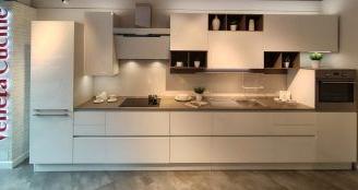 Veneta Cucine compresa di elettrodomestici.