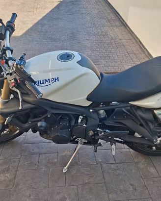 triumph strretriple 